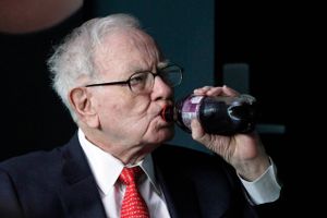 Warren Buffett skiftede fra Pepsi til Cherry Coke for mange år siden og købte samtidig aktier i Coca-Cola. Det har han ikke fortrudt. Foto: Nati Harnik.