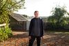 Minkavler Lars Eilertsen har hidtil undgået coronasmitte på sin farm i Lystrup. Foto: Marie Ravn