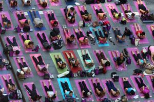 De iranske myndigheder brød ind midt under en yoga-time, da der var både mænd, kvinder og en yogalærer uden certifikat på holdet. 