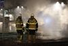 Brandfolk i aktion i Stockholm-forstaden Rinkeby efter uroligheder mandg aften. Foto: Christine Olsson/AP