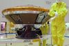 Den danske strømforsyning er placeret centralt i bunden af Schiaparelli, der her på billedet er ved at blive fyldt med brændstof før opsendelsen. Foto: Thales Alenia Space/Imag