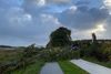 Brabrandstien søndag morgen var spærret foran kolinihaverne ved Søholmvej. Foto: Sigurd Rubin