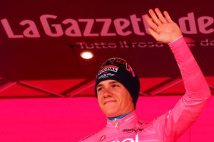 Personer i nærheden af Giro d'Italia-rytterne skal bære masker, siger løbsdirektør efter coronasmittetilfælde.