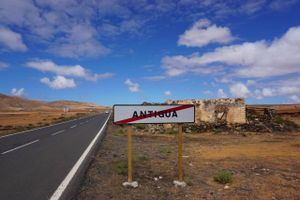 Vejene er gode, og omgivelserne øde. Et roadtrip rundt på Fuerteventura er en dejlig afveksling fra øens turistede strande.