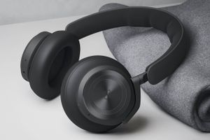 Designet er genkendeligt, men indvendig er B&O’s ikoniske hørebøffer opdateret fra bunden med bedre lyd, længere batteritid og nyeste trådløse teknologi.