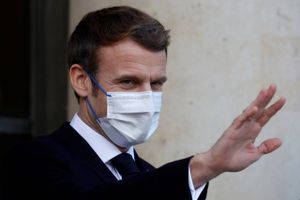 Frankrigs præsident er ærgerlig over coronasituationen i landet. Derfor står han ved kontroversiel kommentar.