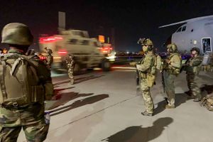 Franske soldater beskytter landsmænd og deres afghanske kolleger, der evakueres fra lufthavnen i Kabul. Foto: AFP