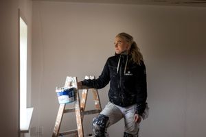 Julie Jensen tilhører en lille gruppe af kvinder, som har svære psykiske udfordringer op til menstruationen, og som har svært ved at få hverdagen til at fungere nogle dage om måneden. WHO har anerkendt præmenstruel dysfori (PMD) som en egentlig sygdom, og nu skal diagnosen implementeres herhjemme. Det skaber stor debat.