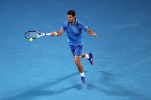Novak Djokovic døjede igen med sit venstre lår, da han slog Enzo Couacaud i anden runde i Australian Open.