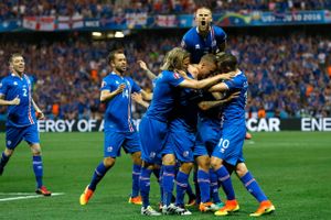 Islandske sejrsbrøl er blevet et frygtet indslag på de franske stadions. Her er det en grim lyd i ørerne på de engelske spillere efter Islands første scoring i kampen i Nice. Foto: Kirsty Wigglesworth