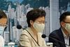 Hongkongs leder, Carrie Lam, iført en beskyttende ansigtsmaske briefer på en pressekonference offentligheden om det nye corona-angreb og om en stramning af restriktionerne for at bremse udviklingen. Foto: Joyce Zhou/Reuters