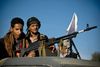 Houthi-rebeller på patrulje i Sanaa, Yemens hovedstad. Forleden omringede de præsidentpaladset i Sanaa, og nu har præsident Abed Mansour Hadi (herover) indgået en aftale med den iransk støttede shiamilits om, at han bliver på sin post, men afgiver en stor del af sin magt. Arkivfoto: Hani Mohammed/AP