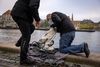 Busten af Frederik V fra Det Kgl. Danske Kunstakademi var fuldstændig ødelagt, da den kom op af vandet. Men den var bare rematerialiseret, lød det kække svar fra hærværkspersonerne. Foto: Jesper Houborg.