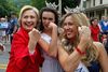 Hillary Rodham Clinton viser muskler sammen med Miss Teen i New Hampshire, Allie Knault, i midten, og Miss New Hampshire, Holly Blanchard, under en parade på den amerikanske nationaldag 4. juli i Gorham, New Hampshire. Foto Robert F. Bukaty/AP.