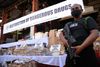 En bevæbnet agent fra the Philippine Drug Enforcement Agency (PDEA) står vagt ved beslaglagt ulovlig narkotika, inden det skal destrueres. Foto: Ted Aljibe/AFP