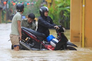 En oversvømmet vej i Hoi An, Vietnam, efter at en tyfon har forårsaget de værste oversvømmelser i årevis. Foto: Hau Dinh/AP