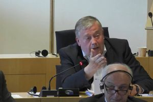 Efterforskningen af en historisk korruptionsskandale i Europa-Parlamentet fortsætter, mens mistænkte nu igen begynder at tage del i det parlamentariske arbejde. Fiskeriudvalget testede vandene onsdag.