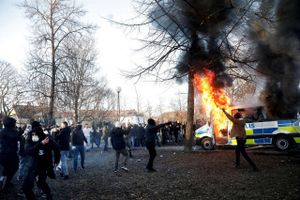 Straffe på op mod fem års fængsel for grov sabotage af en politiindsats i Sverige. To udvises.
