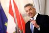 Østrigs kansler, Karl Nehammer, fremlagde regeringens plan for at indføre vaccinepligt under et pressemøde søndag i Wien. Foto: Lisi Niesner/Reuters