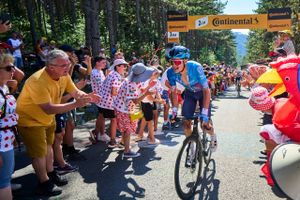 Jakob Fuglsang er ikke sikret i deltagelse i de største løb - som her i Tour de France - hvis han og Israel-Premier Tech bliver rykket et niveau ned. Foto: Claus Bonnerup