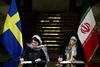 Den svenske handelsminister, Ann Linde, var i Iran den 11. februar, hvor hun iført slør bl.a. underskrev en handelsaftale. Her ses hun sammen med den iranske vicepræsident for kvinde- og familieanliggender, Shahindokht Molaverdi. Foto: Ebrahim Noroozi/AP