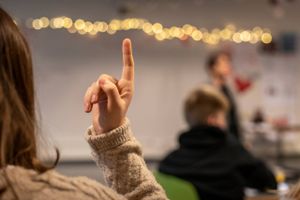 Skolelærerne skal arbejde en dag mere, men børnene skal ikke gå i skole en dag mere. Det bekræfter regeringen. Afskaffelsen af store bededag vil desuden få kvaliteten i folkeskolen til at falde, lyder nye advarsler.