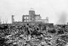 En krigskorrespondent i ruinerne af Hiroshimas bymidte. I baggrunden ses resterne af det, der engang var en af Hiroshimas biografer. Foto: Stanley Troutman/AP