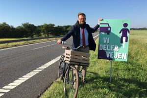 Cykelsæsonen er over os, og mange danskere trækker i cykeltøjet for at indtage de danske landeveje. En ny kampagne skal gøre trafikanterne opmærksomme på at holde afstand.