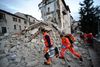 Skælvet ramte omkring 75 kilometer sydøst for Perugia, der er hovedbyen i regionen Umbrien. Her er redningsarbejdere på vej gennem nedstyrtede bygninger i byen Arcuata del Tronto. Foto: Sandro Perozzi/AP