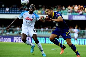 Verona-fans råbte abelyde efter nigerianeren Victor Osimhen, der svarede tilbage med mål i Napolis udesejr.