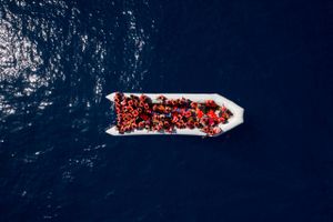Strømmen af flygtninge, der sætter livet på spil for at nå Europa, fortsætter over Middelhavet.