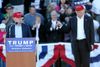 Jeff Session (tv.) nævnes som en af favoritterne til at indtage en ministerpost i Donald Trumps kommende regering. Foto: John Bazemore/AP