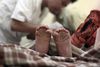 En dreng bliver omskåret i Indonesien. Foto: Dita Alangkara/AP