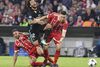 Bayerns Corentin Tolisso (tv), Real Madrids Marcelo (i midten) og Bayerns Niklas Suele i hæsblæsende jagt på bolden under onsdagens kamp. Foto: AP /Kerstin Joensson