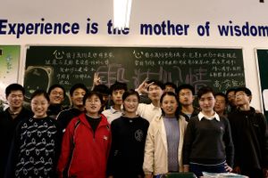 De unge på gymnasiet i Shanghai under det manende slogan: "Erfaring er visdommens moder". Foto: Niels Hougaard