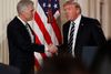 Neil Gorsuch giver Donald Trump hånden i forbindelse med udpegelsen til sædet i den amerikanske højesteret. Foto: Carolyn Kaster/AP