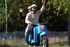 Topkandidaten hos Alternative für Deutschland (AfD), Ulrich Siegmund, og hans kone, Julia Siegmund, ankommer på en blå scooter for at stemme ved søndagens valg. Foto: Annegret Hilse/Reuters