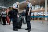 Betjente patruljerer i Københavns Lufthavn.