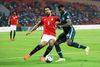Egyptens Ahmed Hegazi (L) kæmper mod Kelechi Iheanacho. Foto: Daniel BELOUMOU OLOMO / AFP