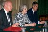 Storbritanniens premierminister Theresa May under mødet med DUP. Foto: Daniel Leal-Olivas/AP