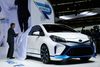Direktøren for Toyota i Europa,Didier Leroy, CEO Toyota Motor Europe, trækker sløret af en conceptudgave af en Yaris hybrid model.