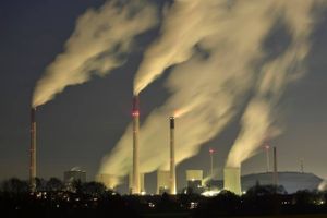 Selv om landene reducerer udledningen af CO2, vil kulkraftværker som E.ON’s værk i Gelsenkirchen i Tyskland fortsat sende så meget CO2 ud, at den globale opvarmning vil være næsten uændret. Foto: Martin Meissner/ AP