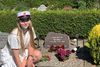 Cecilie Olsen fra Vordingborg mistede sin far til covid-19 for to måneder siden. Mandag blev hun student, og hun tog forbi hans grav med studenterhue på. På fars dag havde familien lagt en specialøl og en flaske rom, som han var glad for, ved gravstenen. Foto: Privatfoto