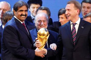 Qatar vandt allerede i 2010 buddet om at afholde VM i 2022. Her er det Fifas præsident, Joseph Blatter, sammen med Sheikh Hamad bin Khalifa Al-Thani, Qatars emir. Foto: Michael Probst/AP.