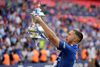 Torsdag den 9. august kl.18 smækker den bedste engelske fodboldrække sit transfervindsue i. Men vil det forhindre, at eksempelvis en Edan Hazard - her med FA Cup-trofæet efter sjren over Manchester United i 2018 - vil forsøge at komme væk efter lukketid? Foto: Tim Ireland/AP