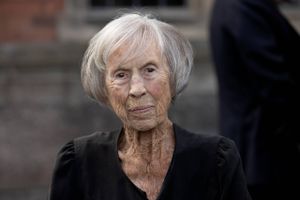 Journalist, forfatter og manuskriptforfatter Lise Nørgaard er sent søndag aften død, oplyser hendes familie. Hun blev 105 år.