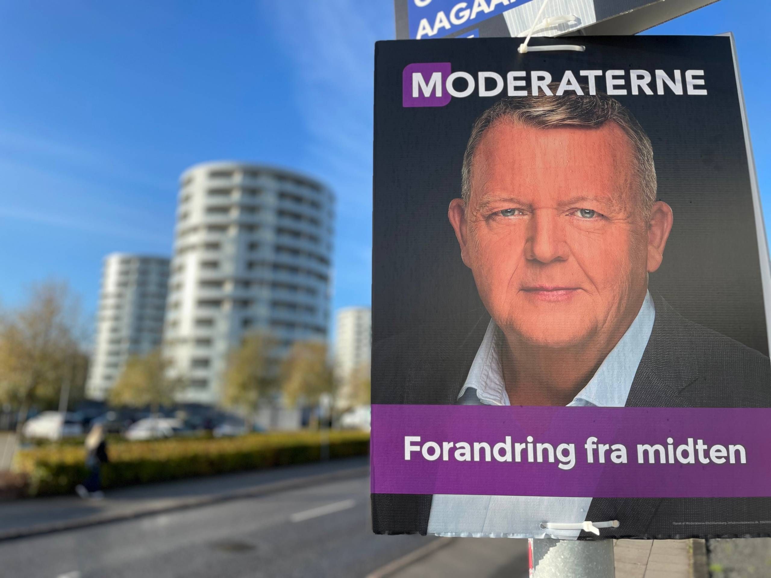 skrædder Kakadu Specialisere Hvorfor hænger Lars Løkke i lygtepælene i Vejle, når man ikke kan stemme på  ham?