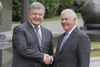 Ukraines præsident, Petro Porosjenko, (t.v.) fik søndag besøg af den amerikanske udenrigsminister, Rex Tillerson, der bekræftede USA’s støtte til Ukraine i kampen mod russisk-støttede oprørere i Østukraine. Rusland har både støttet oprørere med militærudstyr, soldater og kampledelse. Foto: Efrem Lukatsky/AP