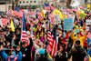 Stadig flere, ikke mindst i USA, kræver en genåbning af erhvervslivet for at redde skrantende virksomheder. Foto: Jeff Kowalsky/AFP