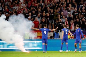 Engelske fodboldspillere blev torsdag udsat for racistiske tilråb og abelyde fra ungarske fans. Fifa og Boris Johnson fordømmer på Twitter ungarernes adfærd. 